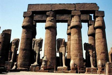 Statues of Ramesses II (1298-32 BC) and papyrus-bud columns in the Peristyle Court, New Kingdom a Egizi