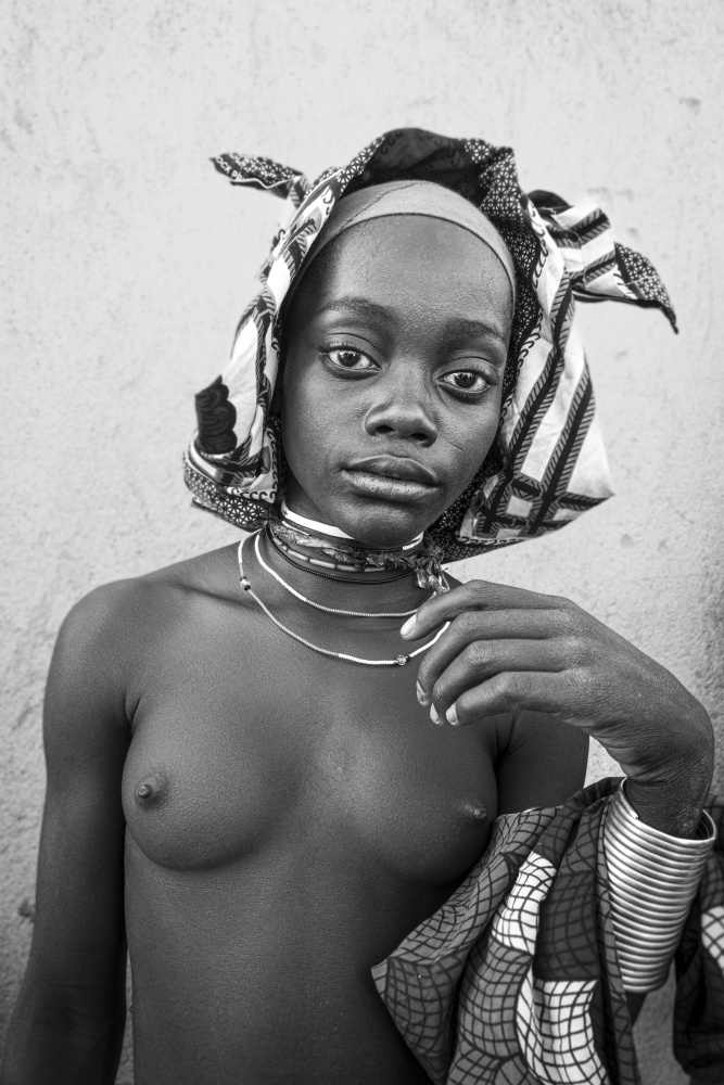 Mucubal teenager at Virei, southern Angola a Elena Molina