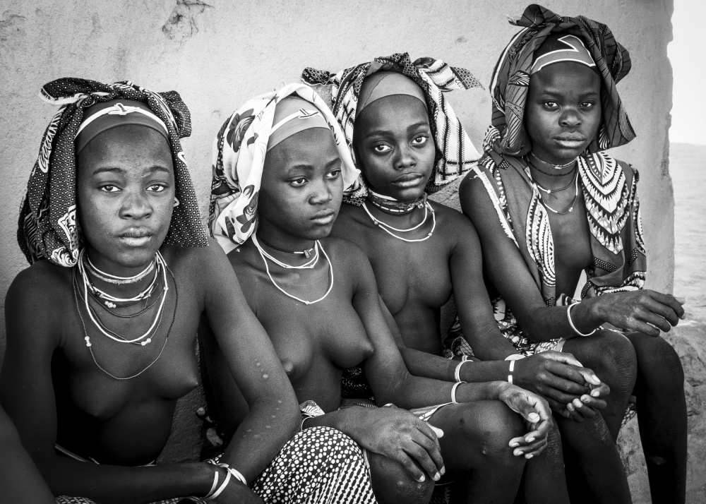 Mucubal girls at Virei, southern Angola (bnw) a Elena Molina