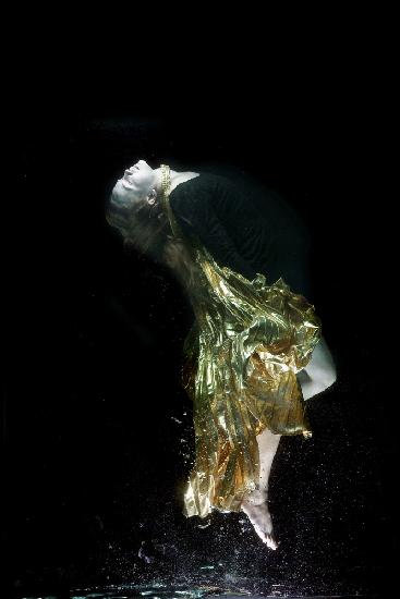 underwater artistic portrait shooting