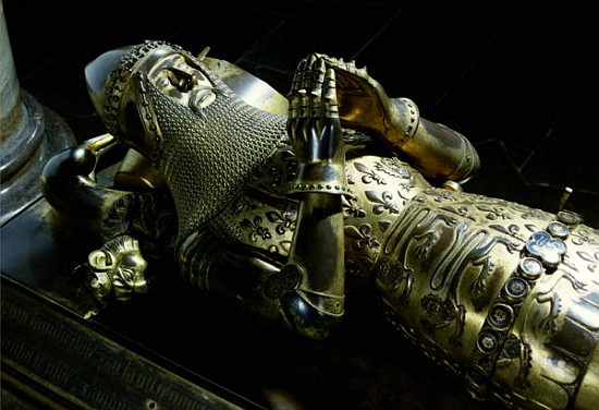 Effigy of Edward the Black Prince, 1376 (gilt bronze) (also see 122668) a Scuola Inglese