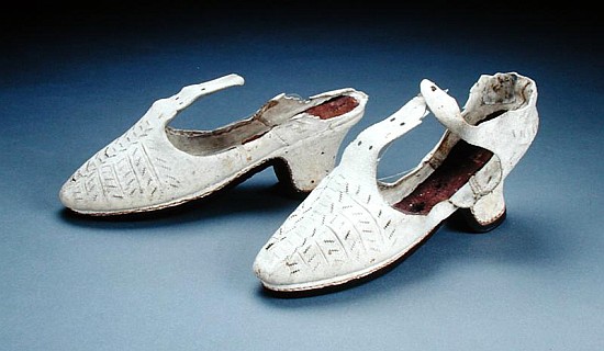 Pair of white shoes, c.1590s (suede) a Scuola Inglese