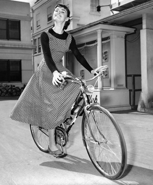 Audrey Hepburn sul set del film Sabrina a English Photographer, (20th century)