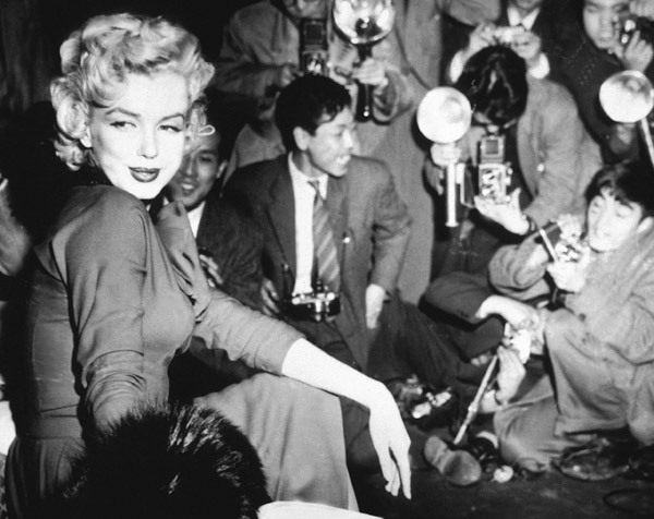 Marilyn Monroe surronded by photographers a English Photographer, (20th century)