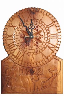 Aus Holz geschnitzte Uhr a Ervin Monn
