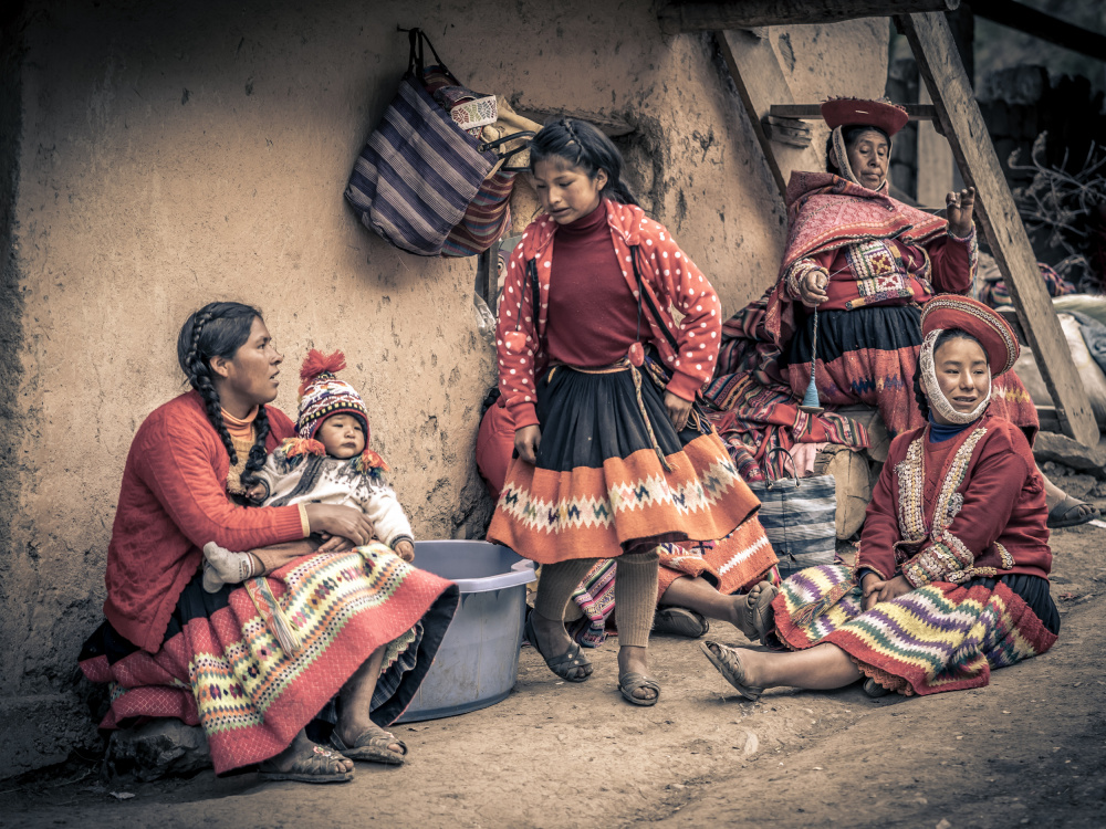 Andean women a Eyal Alcalay