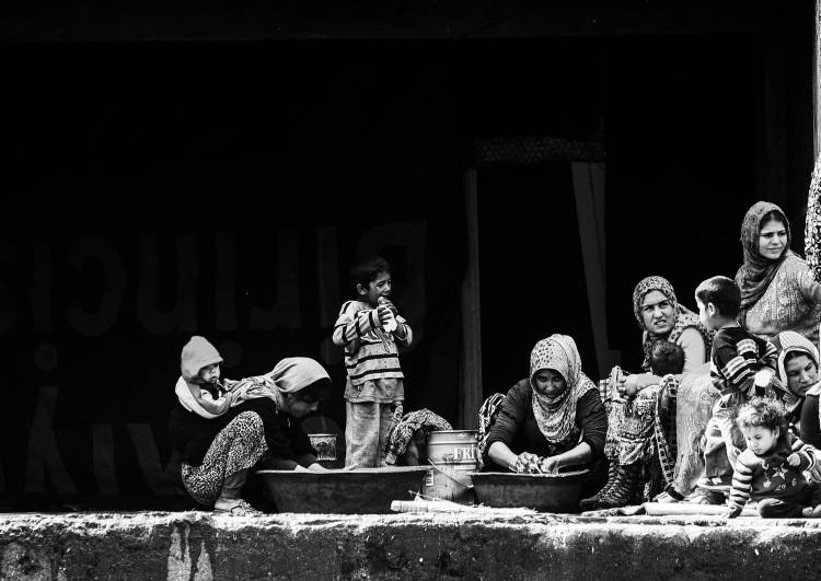 Women washing a Faruk Uslu