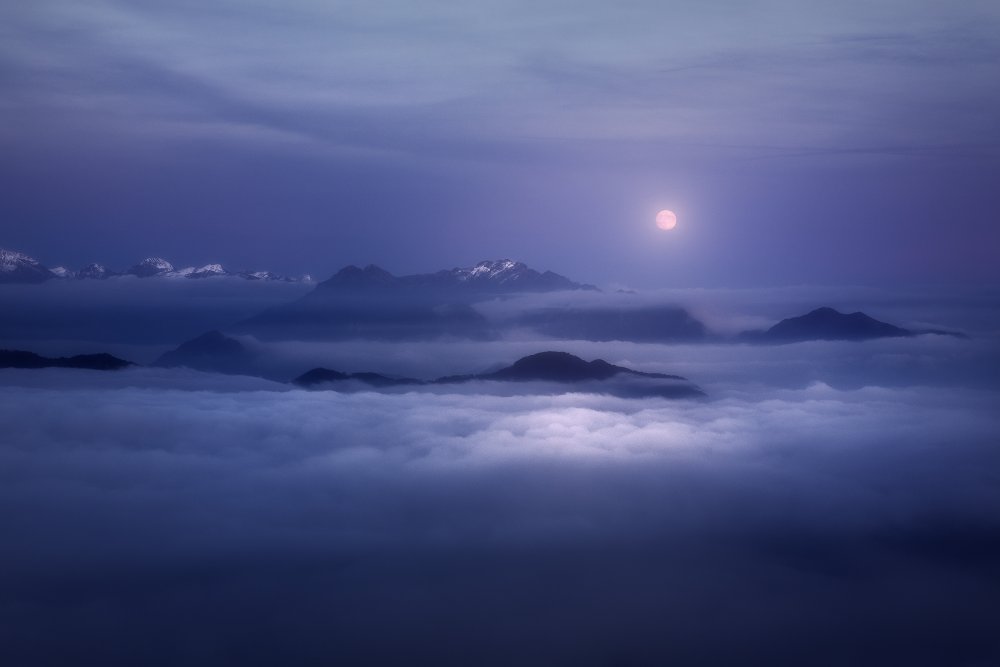 Moonrise above a sea of fog a Filippo Manini