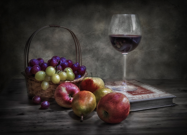 Wine, fruit and reading. a Fran Osuna