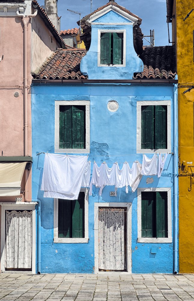 Clothes hanging in Burano, island of Venice a Francesca Ferrari