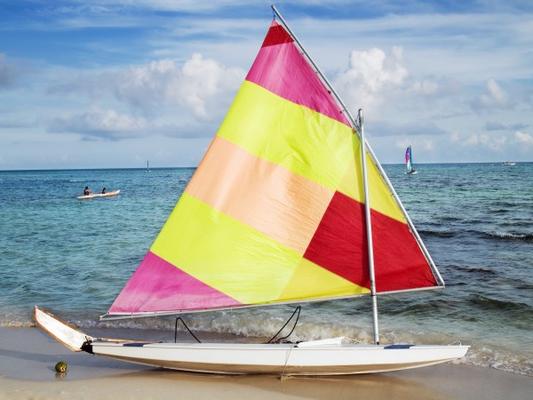 sailing boat on the beach a Franck Camhi