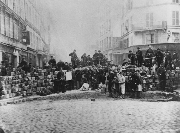 Barricade at the entrance of the Faubourg du Temple, Paris, during the Commune, 18 March 1871 (b/w p a Scuola Francese