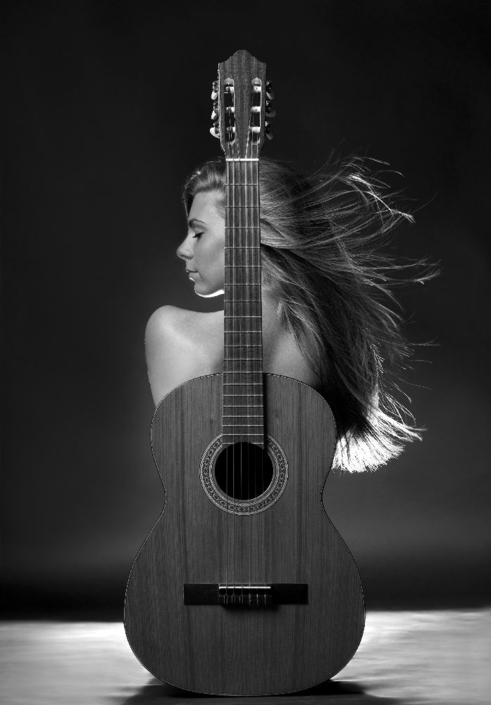 Girl with guitar a Gabor Kanovits ,