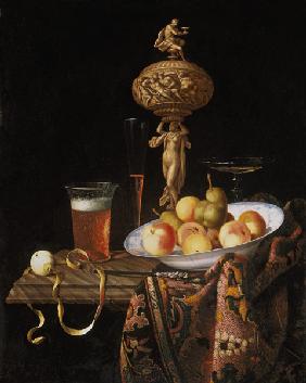 Fruit bowl, beer and wine-glass as well as Elfenbeinstatuette as Gefäss.