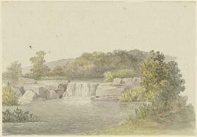 Ein Fluß mit einem niedrigen Wasserfall, im Hintergrund waldiges Ufer