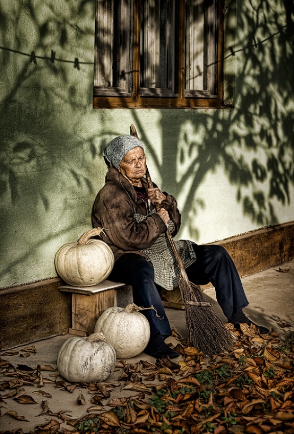 Old woman with pumpkins a George