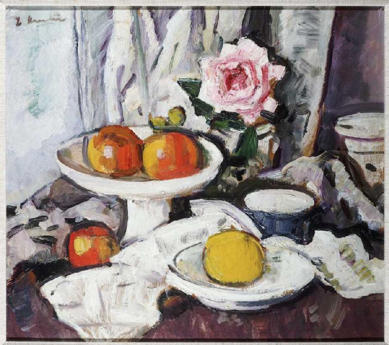 Äpfel in einer Obstschale und eine rose Rose in einer Vase. a George Leslie Hunter