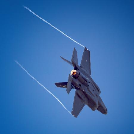 F 35 nose up