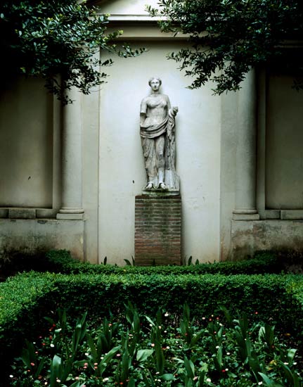 View of the garden, detail of a female antique statue, garden designed a Giorgio Vasari, GiacomoVignola and Bartolomeo Ammannati