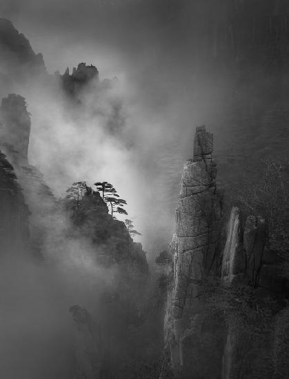 Huang Shan In The Fog