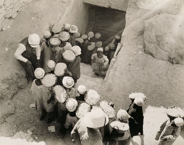 Closing the Tomb of Tutankhamun, Valley of the Kings, February 1923 (gelatin silver print)  a Harry Burton