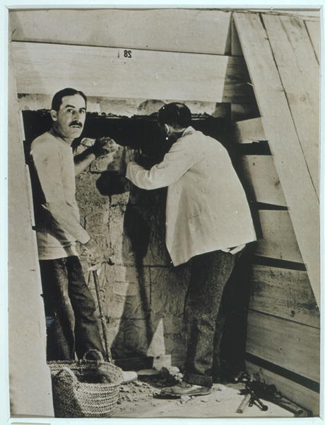 Howard Carter (1873-1939) and a colleague beside a partially demolished wall of one of the tombs, Va a Harry Burton