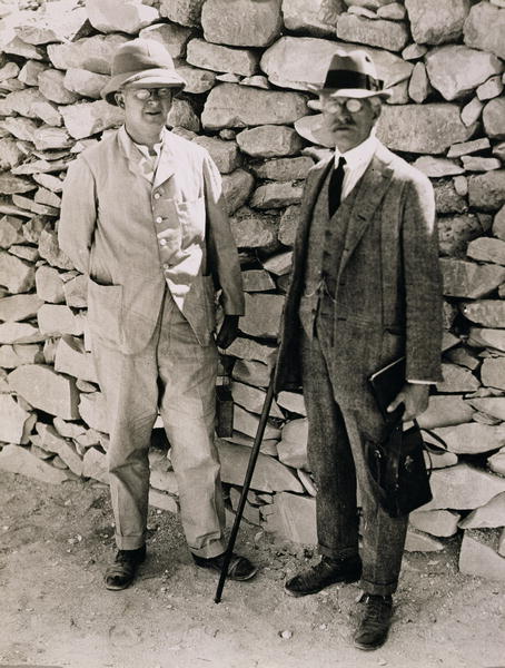 The Unofficial Opening of the Inner Chamber of the Tomb of Tutankhamun. Dr. A. Gardiner and Professo a Harry Burton