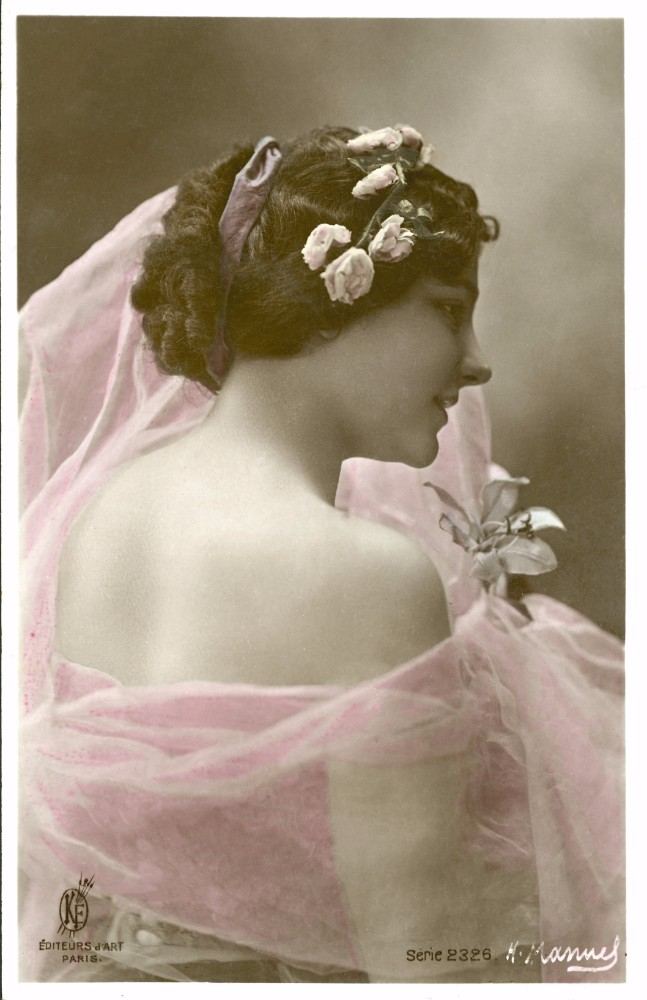 Woman in pink scarf a Henri Manuel