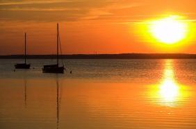 Segelboote im Sonnenuntergang