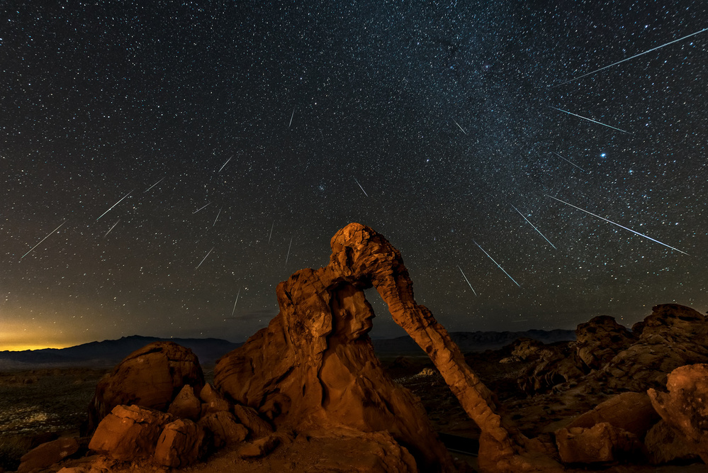Geminid meteor shower above the Elephant Rock a Hua Zhu