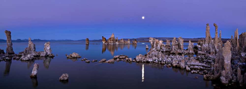 Mono Lake moon rise a Hua Zhu
