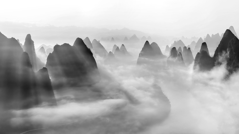 Yangshuo morning fog a Hua Zhu