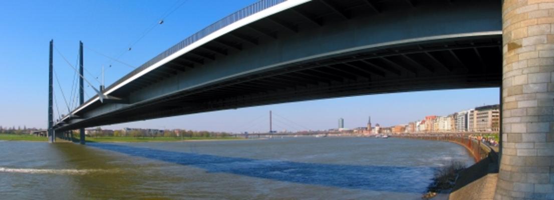 Rheinkniebrücke und Altstadtpanorama a Hubert Schunk