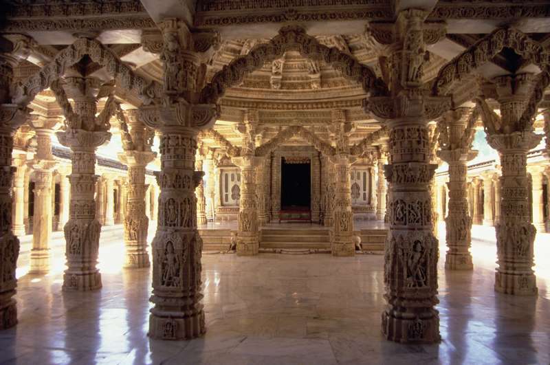 Interior of the Vimala Sha Temple (photo)  a Scuola indiana