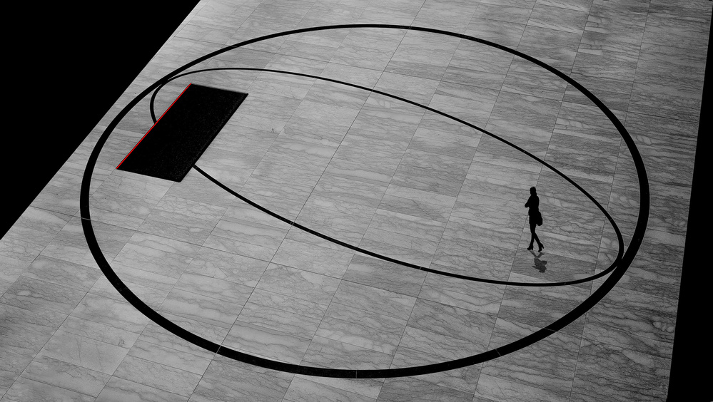 Woman in a circle a Inge Schuster