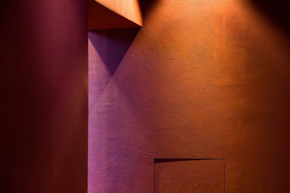 Light on a wall a Inge Schuster