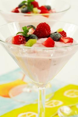Yogurt with fresh fruits a Ingrid Balabanova
