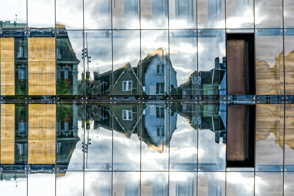 Reflection on modern building a Isabelle DUPONT