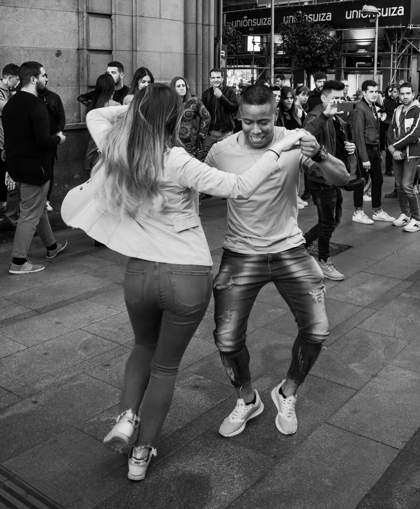 Dancing in the Street a Itzik Einhorn