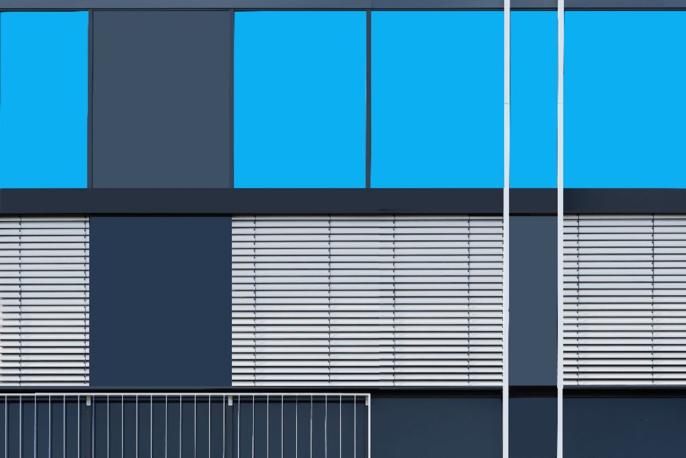 Asymmetric Windows a Jan Niezen