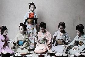 Giovani ragazze giapponesi che mangiano noodles,