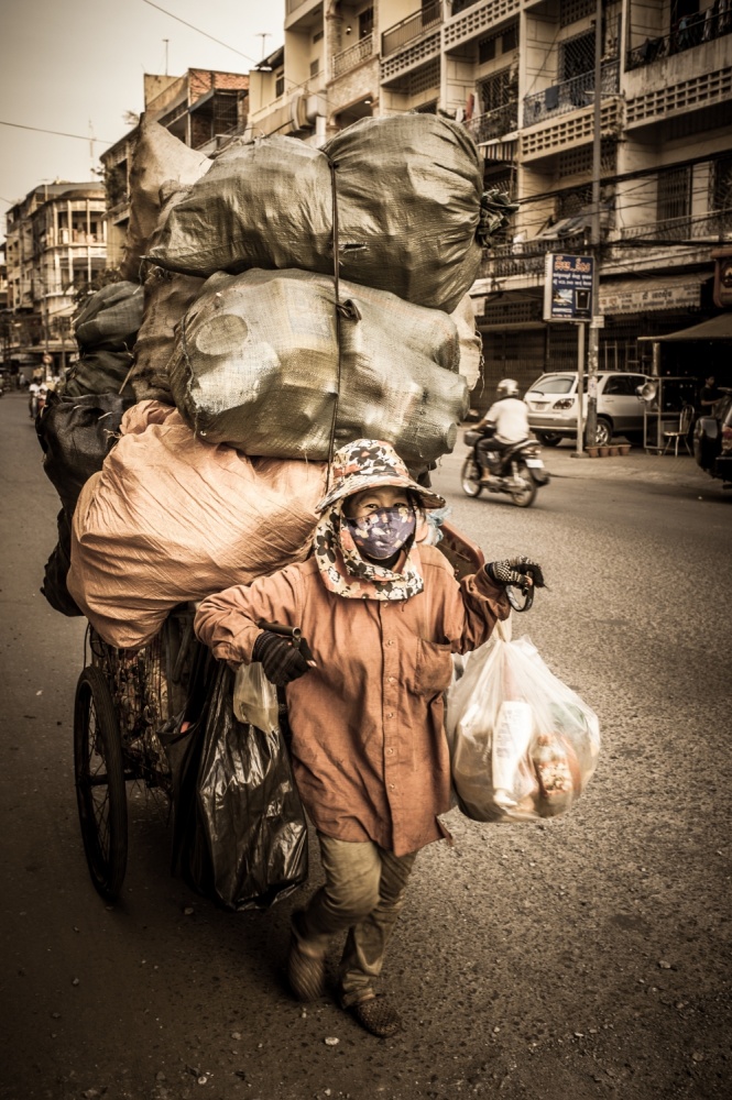 Carrying my life - Phnom Penh - Cambodia a Jean-Francois Perigois
