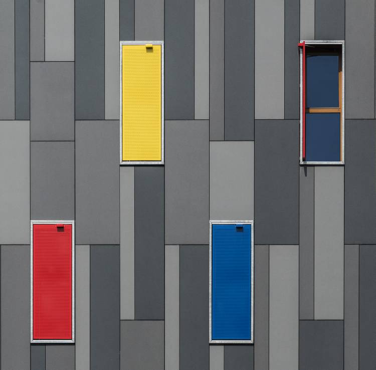 Three Colors and a Window a Jef Van den