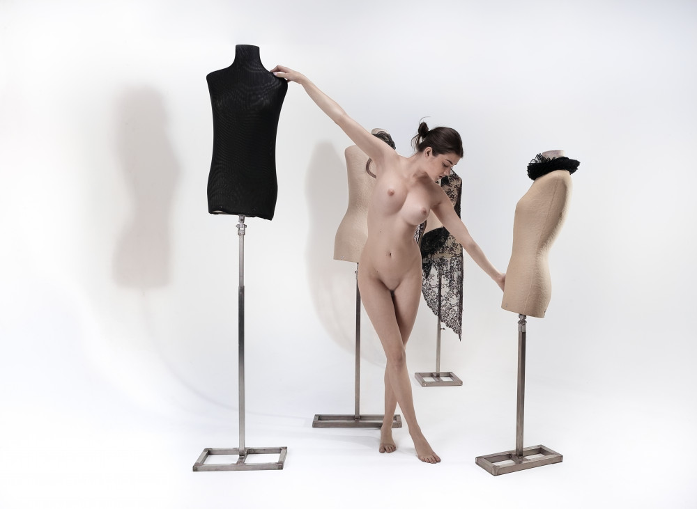 Sara with mannequins a Joan Gil Raga