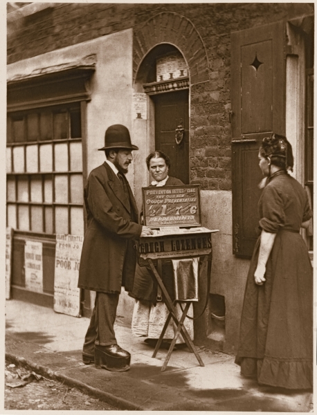 Street Doctor, 1876-77 (woodburytype)  a John Thomson