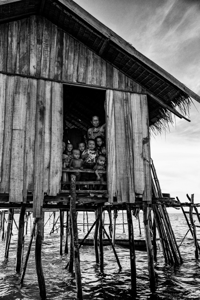 Under the same roof- lifestyles of the sea gipsy peoples a John Yuk Kong Chung
