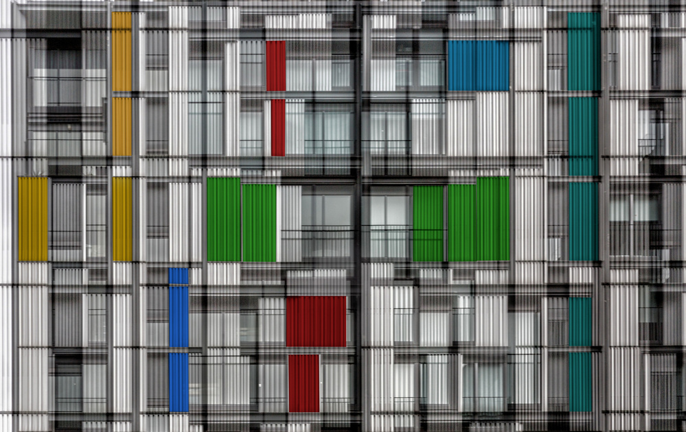 facade of colored tubes a Jois Domont ( J.L.G.)