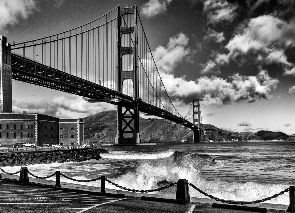 Surfing under the Golden Gate Bridge a Jois Domont ( J.L.G.)