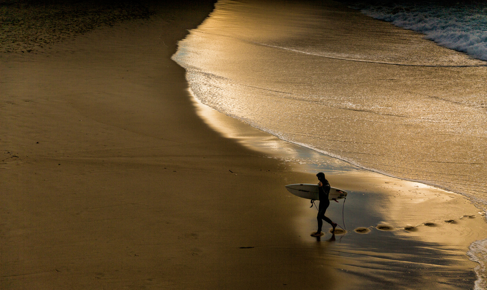 Surfer on the shore a Jois Domont ( J.L.G.)