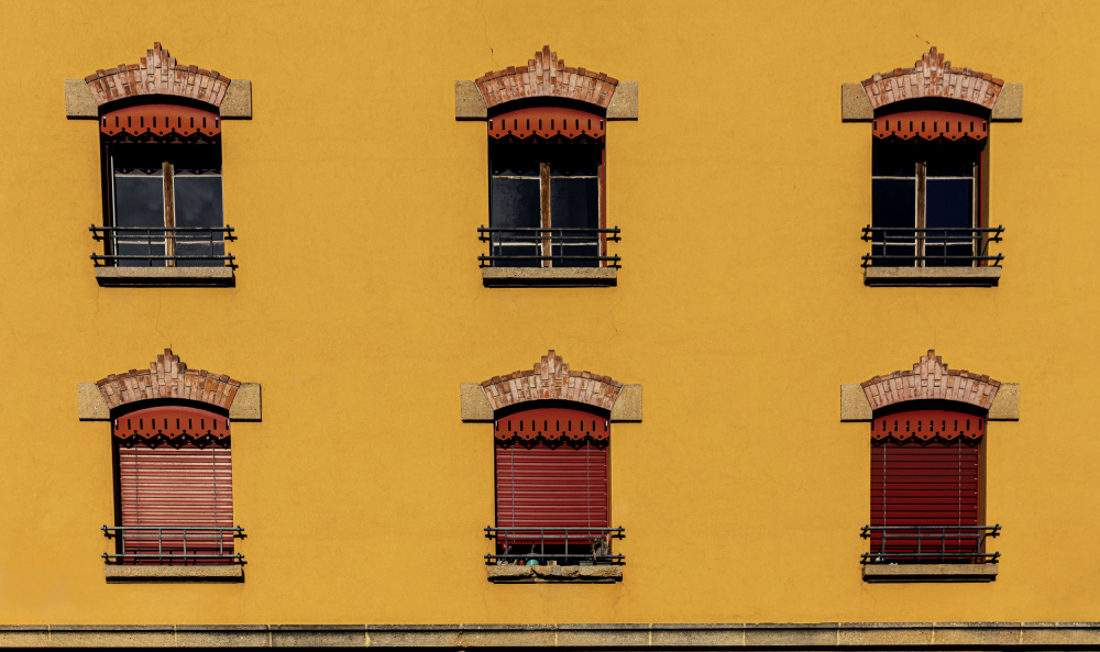 symmetrical windows on a warm background a Jois Domont ( J.L.G.)